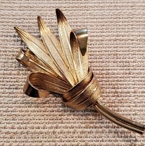 Vintage 1950s/60s Coro goldtone leaf bouquet brooch